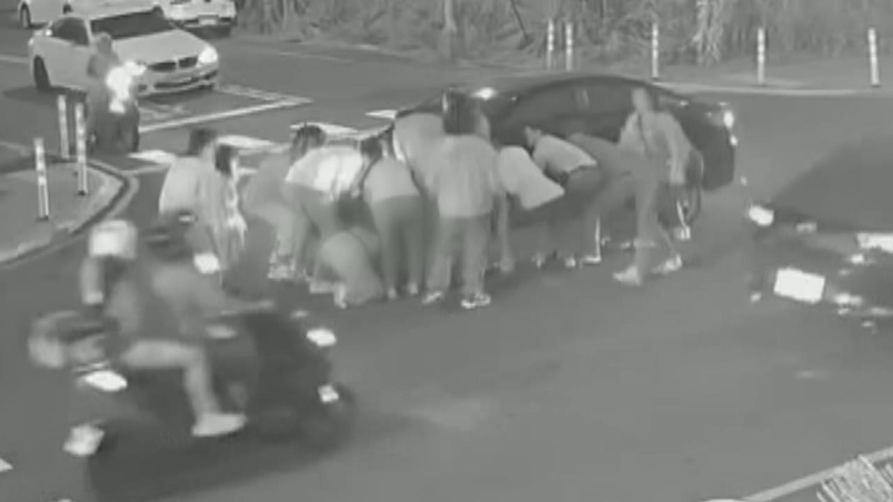 姊弟過馬路遭撞！6歲弟弟遭捲車底　10人緊急抬車救援