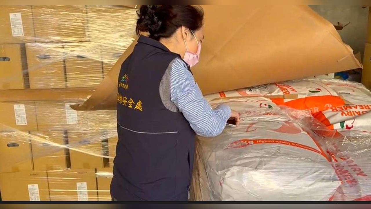 手搖飲原料放戶外曝曬　疑任貓狗竄跳　食安處稽查揭缺失