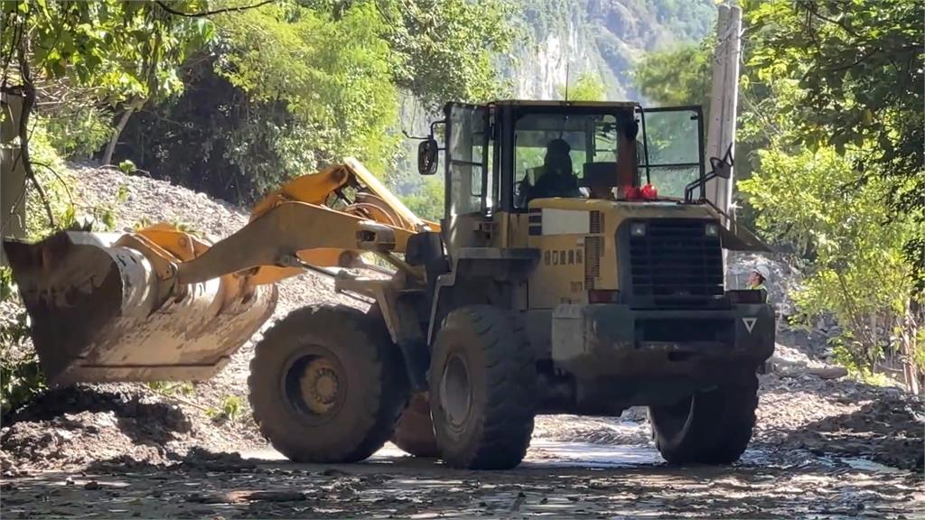 強降雨影響　宜蘭台9丁線3公尺高落石躺路中央