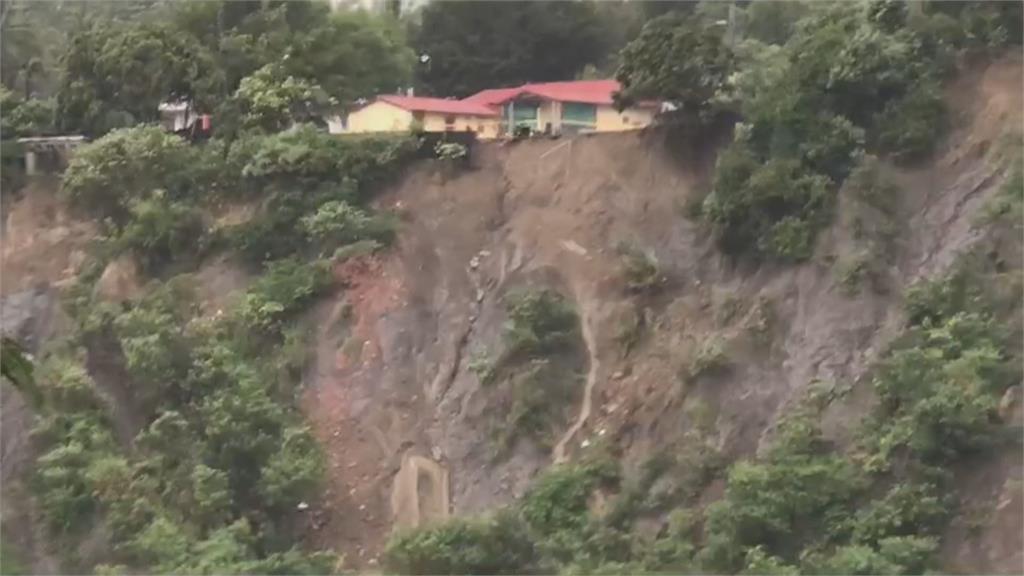 南部豪雨成災　台南龍崎土石崩塌成「斷崖」