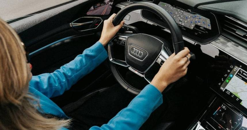 嫌老婆開車太慢！無照男想換手被打槍　竟當街痛毆妻「打斷4根肋骨」