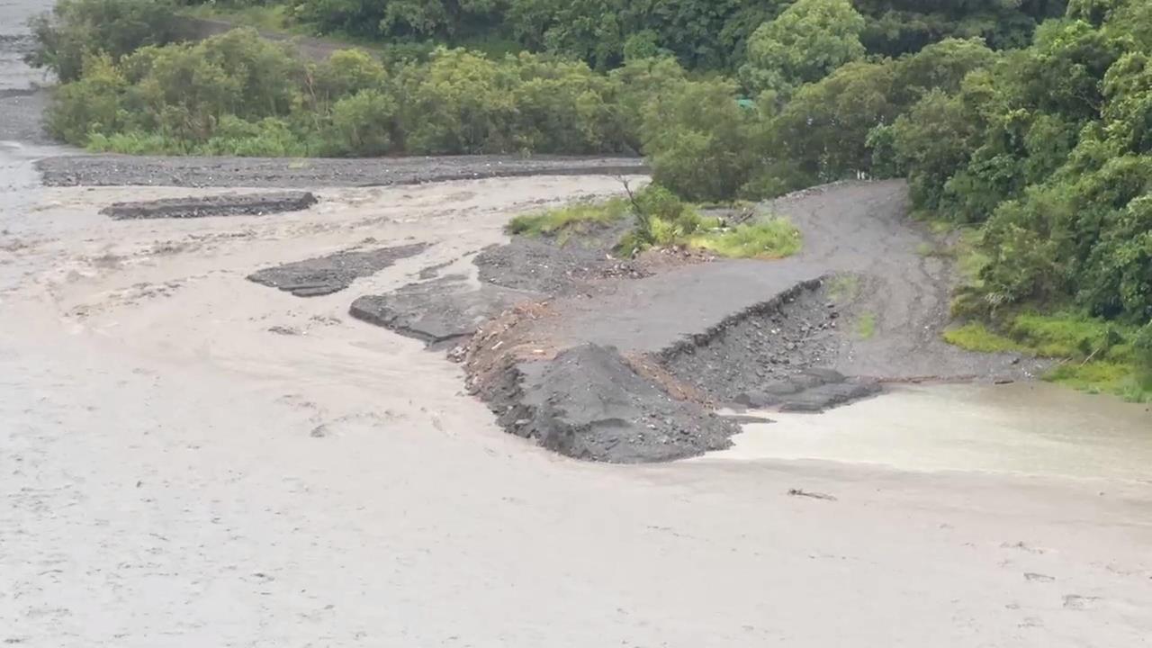 台東龍過脈路段土石流傾瀉! 泥流淹沒鹿鳴橋