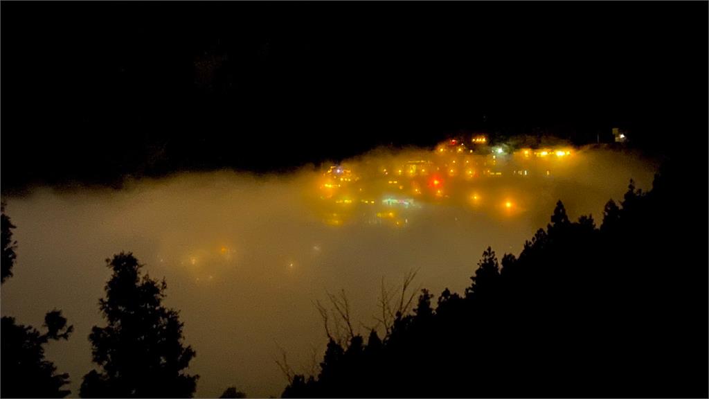 美到不真實！宜蘭太平山莊聖誕夜晚起霧　唯美版「海市蜃樓」現蹤
