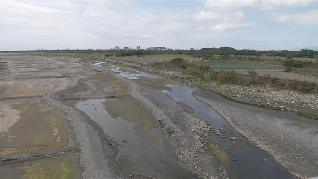 卑南溪降水量少4成 河床裸露風飛沙鋪天蓋地