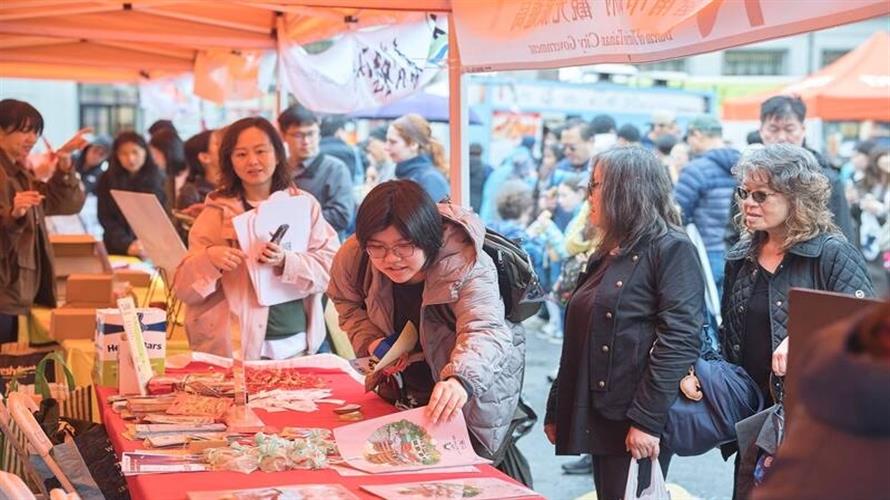 台南月老紅到紐約！「全糖市」甜攻美國街頭哈台族擠爆現場