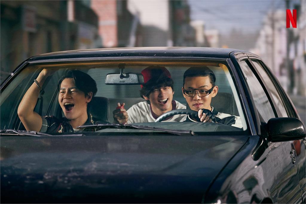 侍影評｜衝上Netflix台灣電影榜第一名的韓影《極速首爾》看賽車看諜對諜　一起回到熱血80年代