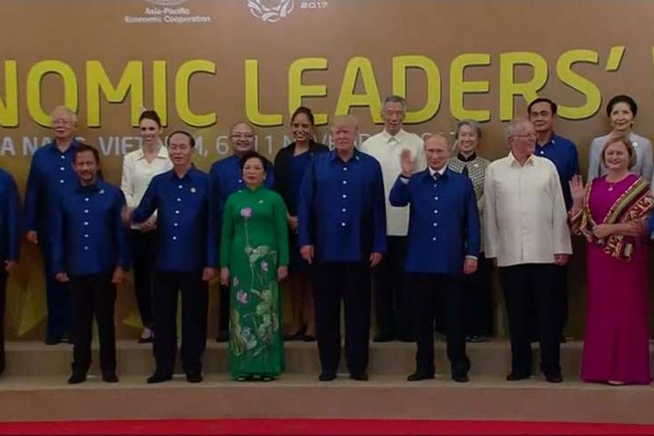 APEC晚宴前 21國領袖穿越南國服大合照