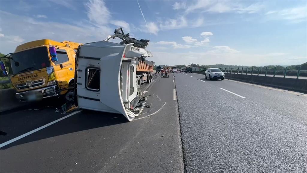 國三嚴重車禍！拖吊車救援貨車　２駕駛遭砂石車追撞身亡