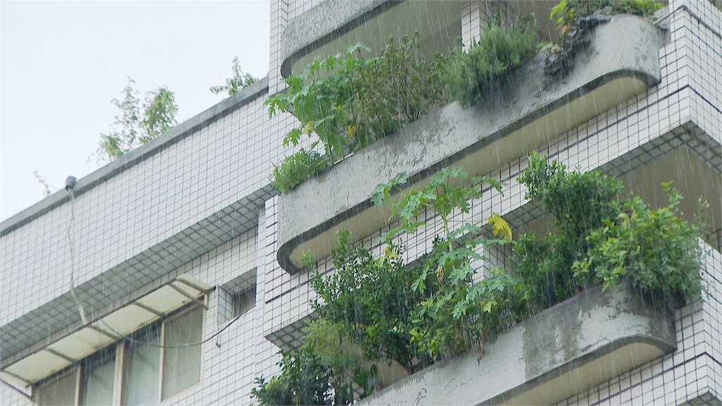 似梅雨天氣「秋潮」雨彈襲台 週一降雨緩和、週六再迎鋒面南下