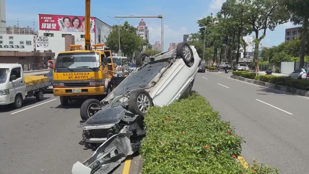 疑未注意路況！越籍婦人追撞停等紅燈車輛　　「連人帶車」１８０度大翻覆