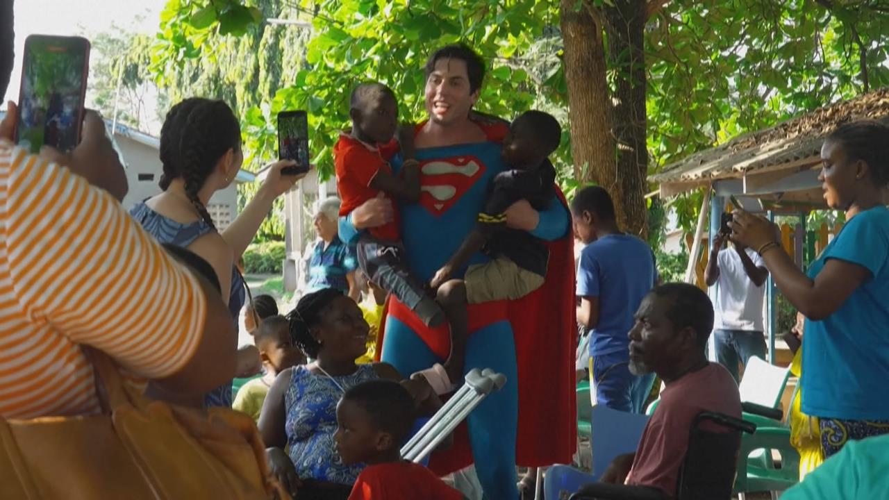 巴西律師化身「超人」　跨海到非洲探望罹癌病童