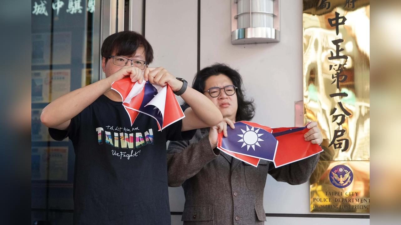 快新聞/喊撕毀國旗無罪!台灣基進黨魁認「首謀」 陪同應訊前再開撕