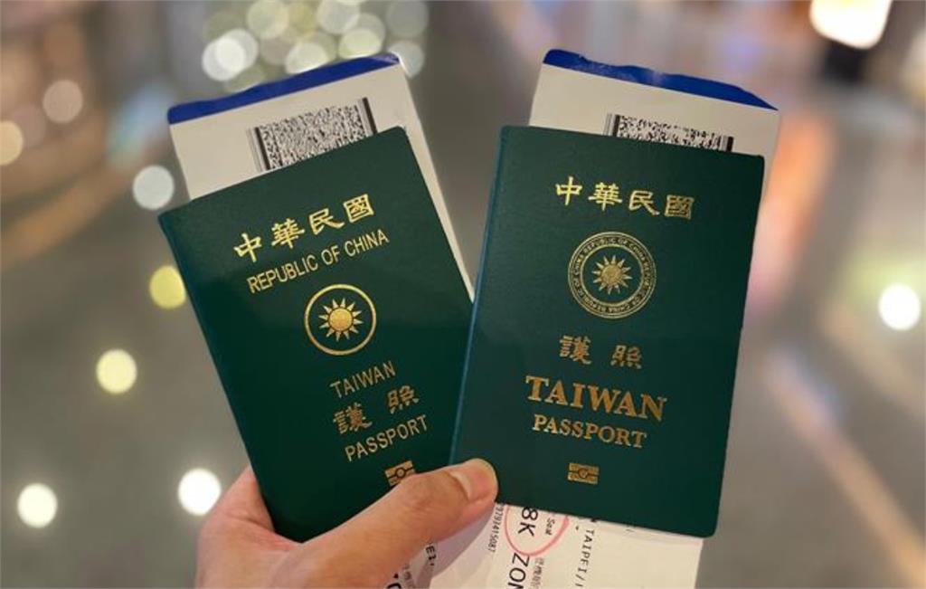 中國小弟猛盯台灣護照問「為什麼是綠色？」　媽神回這句嗨翻全網
