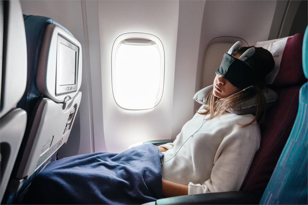 戴上秒變高空睡美人！挑選搭飛機眼罩5大方法 讓妳在飛行途中睡出好心情