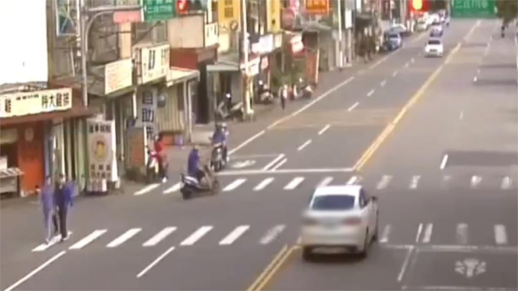 八旬翁開車闖紅燈撞機車　車輛翻覆橫躺路中央