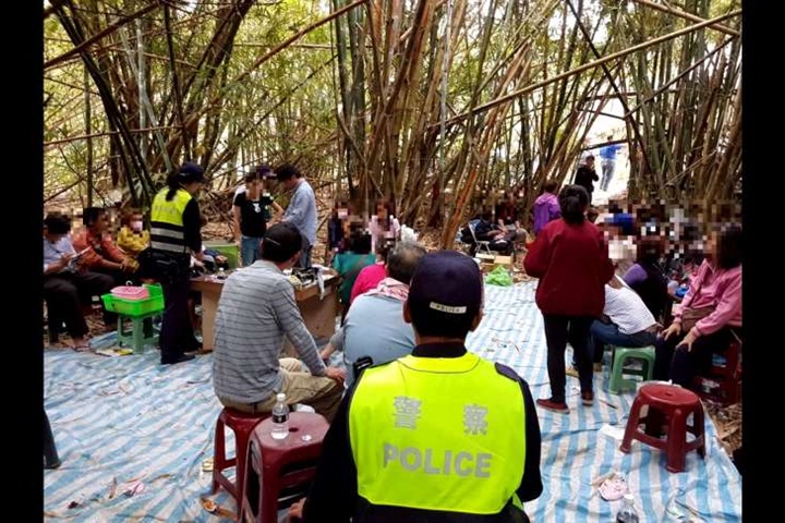 陌生人車出入竹林 警方驚見48人「打野戰」開賭 