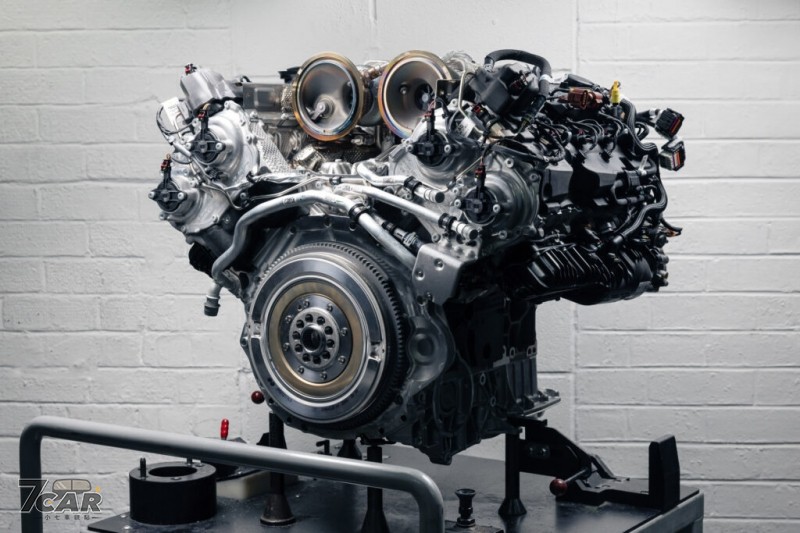 取代 W12 引擎、綜效馬力達750匹　Bentley 首度公開全新 V8 PHEV 動力