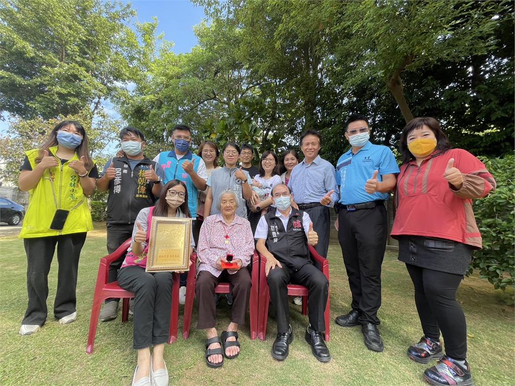八德區公所重陽敬老 關懷百歲人瑞獻祝福