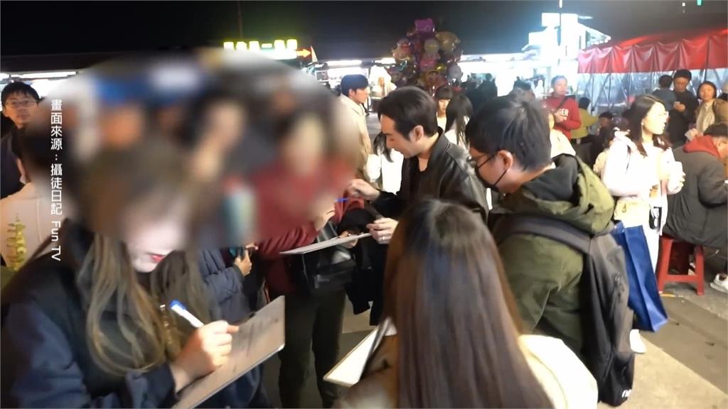 藍委砍預算網友氣到丟春聯！　夜市店家「挺拔傅」遭查水表