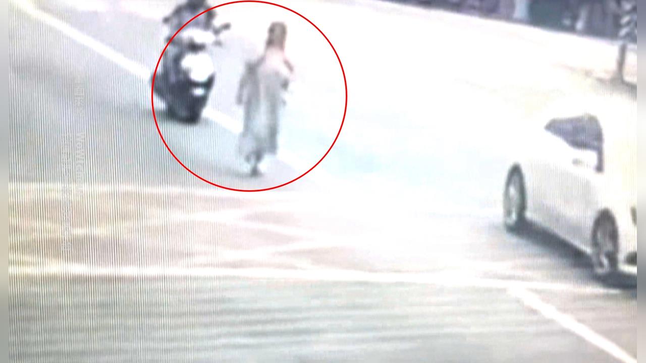鬼遮掩？高雄女子遭機車撞倒　單車騎士斑馬線被轎車撞飛