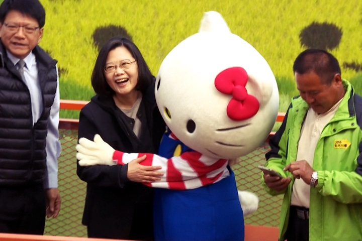 屏東農博會 蔡總統與Hello Kitty大擁抱