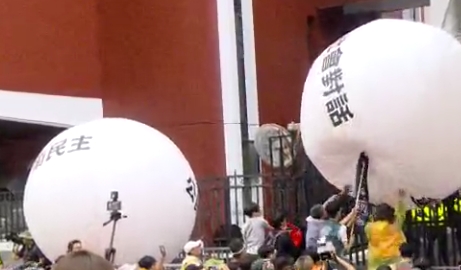 快新聞／青鳥行動拚把氣球送進立院！　怒喊：公民捍衛民主、重啟社會對話