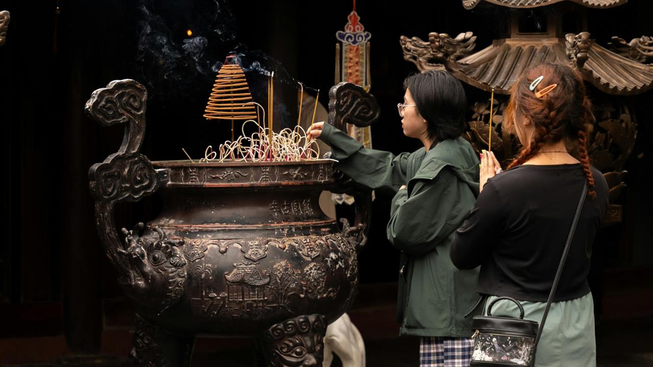 新年點「光明燈」有眉角！命理師揭「5禁忌」做錯衰整年：燈座1色用於喪事