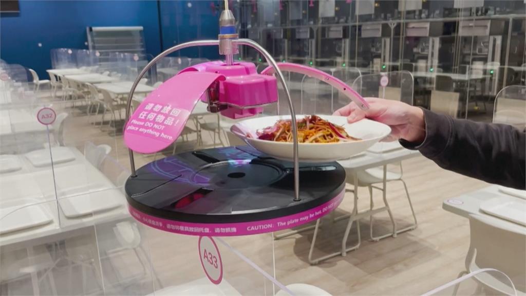 減少人與人接觸　冬奧媒體餐廳以機器送餐