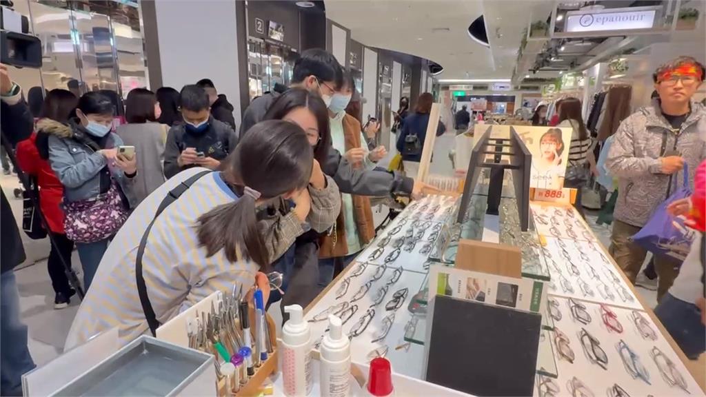 坤達現身台中當一日店長　為粉絲推薦眼鏡款
