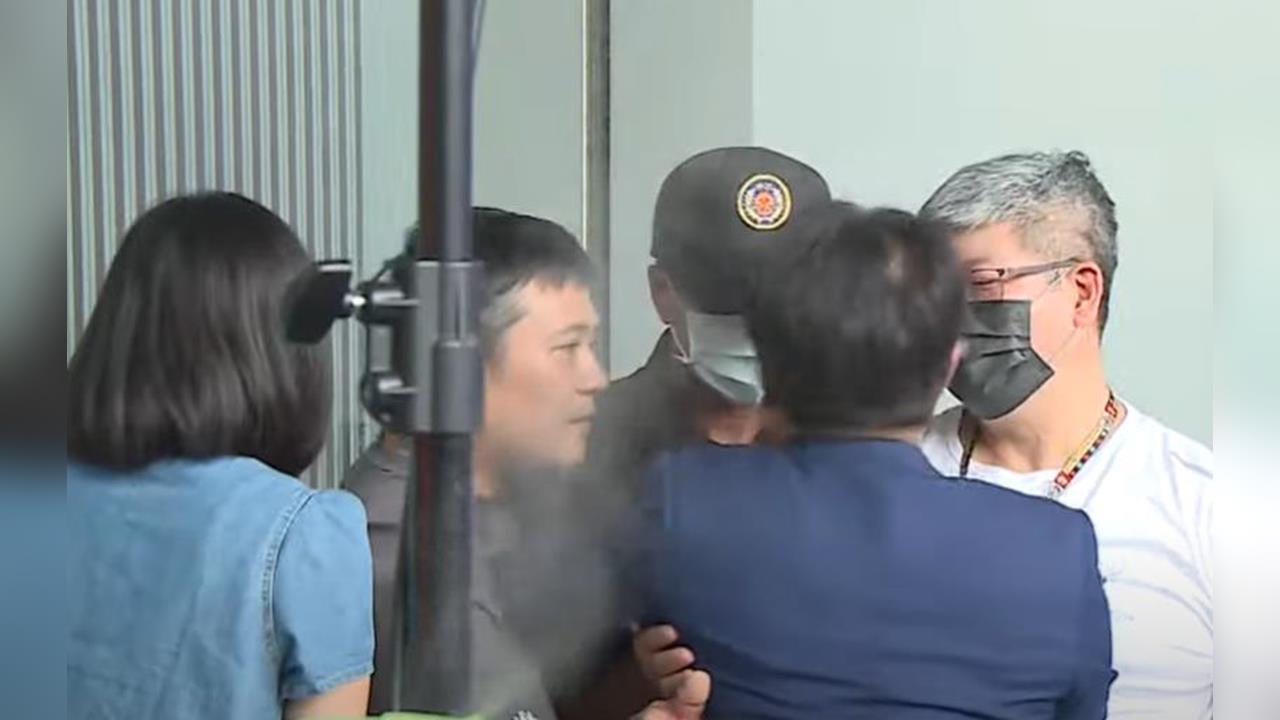 快新聞/出事了!藍營主席選舉辯論會爆衝突 卓伯源憤怒推擠欲強行入場