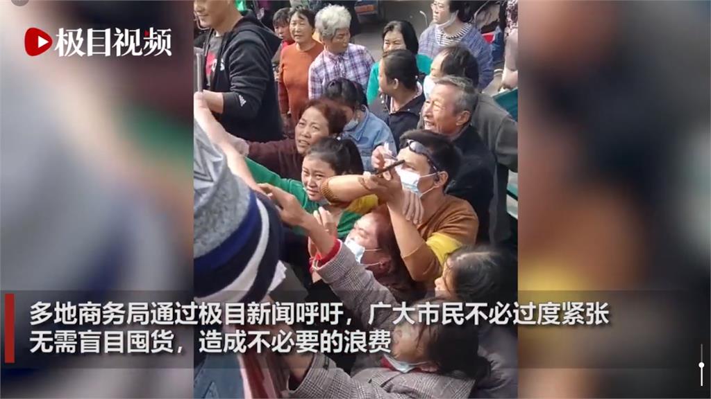 中國民眾擠爆超市掀「搶購潮」!店員無奈:昨天用袋裝、今天用車拉