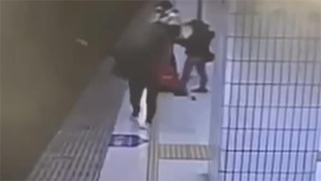好驚險！警示燈亮起婦人突落軌　18歲男學生跳下月台救人
