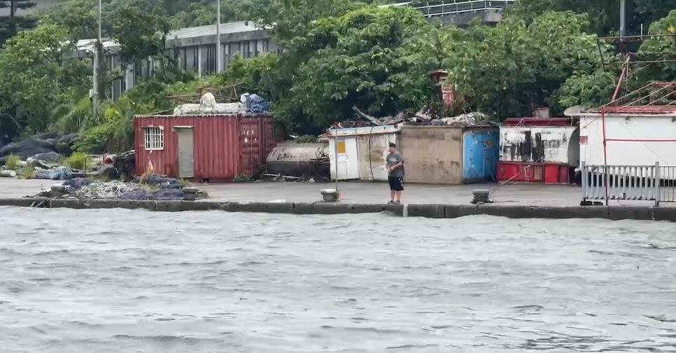 快新聞／不要命？凱米逼近「宜蘭首當其衝」狗狗都去躲雨　竟有民眾在岸邊釣魚