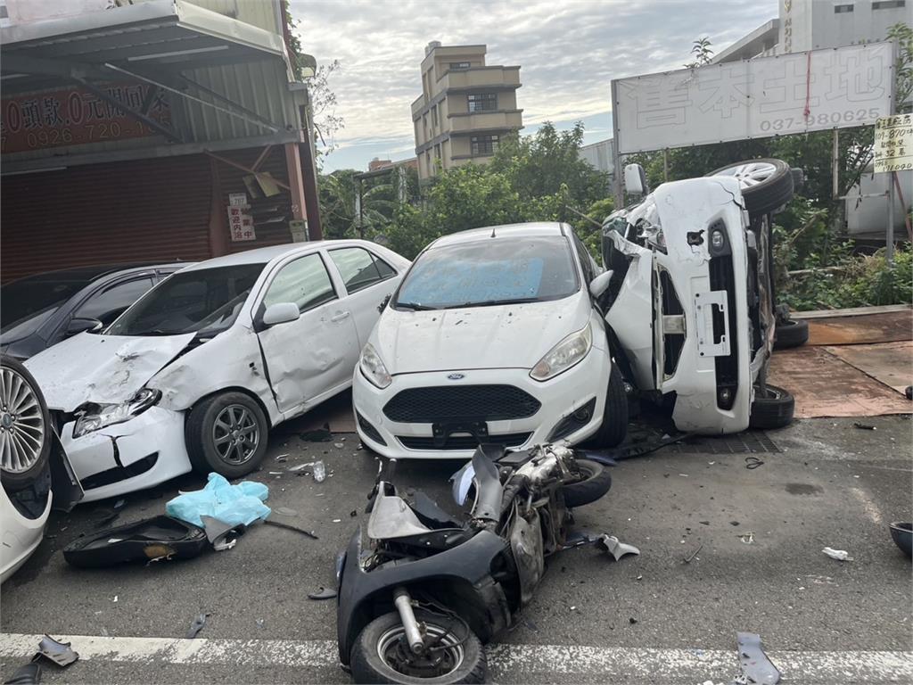 闖紅燈撞機車後翻覆　騎士受傷路邊4車遭波及