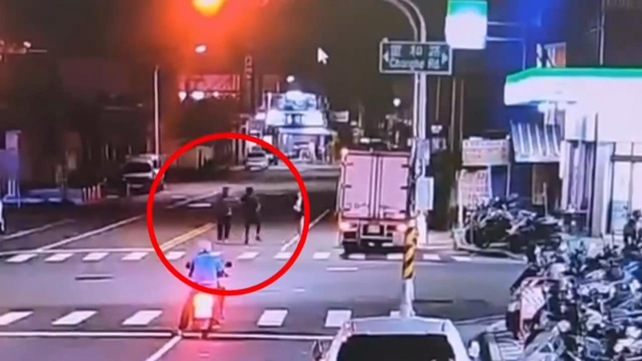 被擋路？醉漢暴打物流車司機　友人稱勸架被壓制喊冤