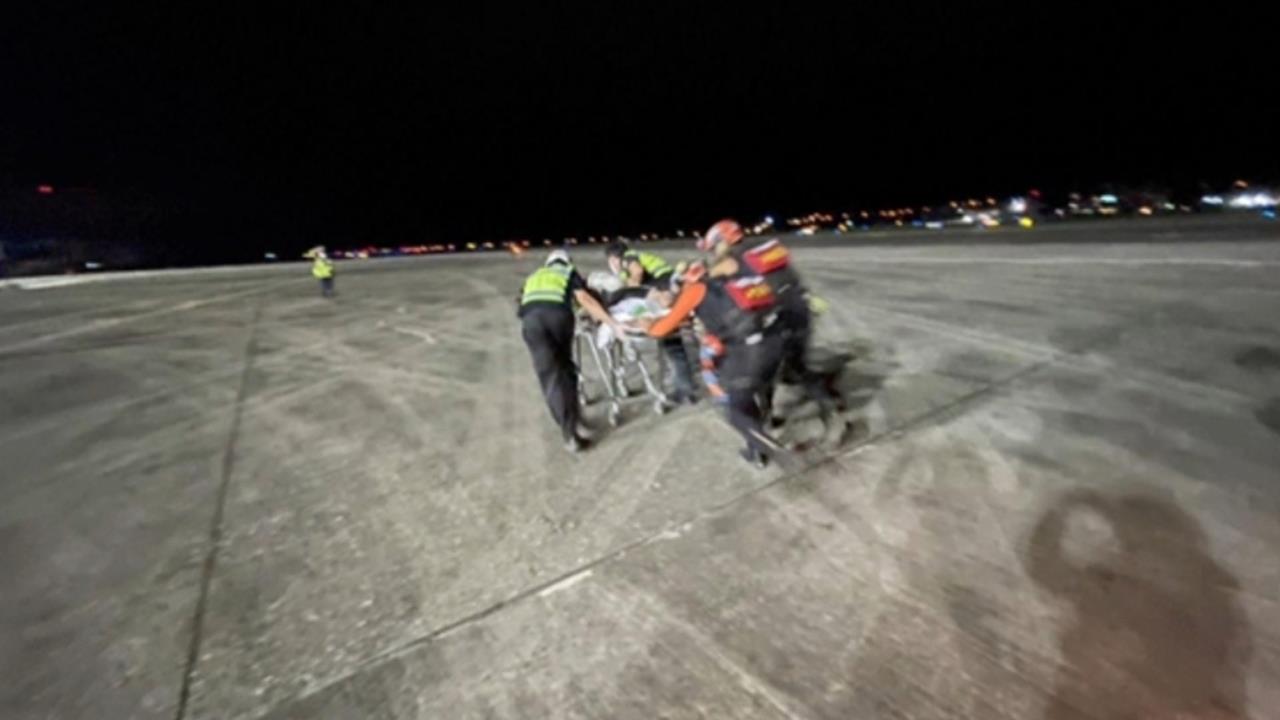 麗星郵輪男旅客浴室跌倒昏迷　黑鷹暗夜吊掛擔架救援送醫