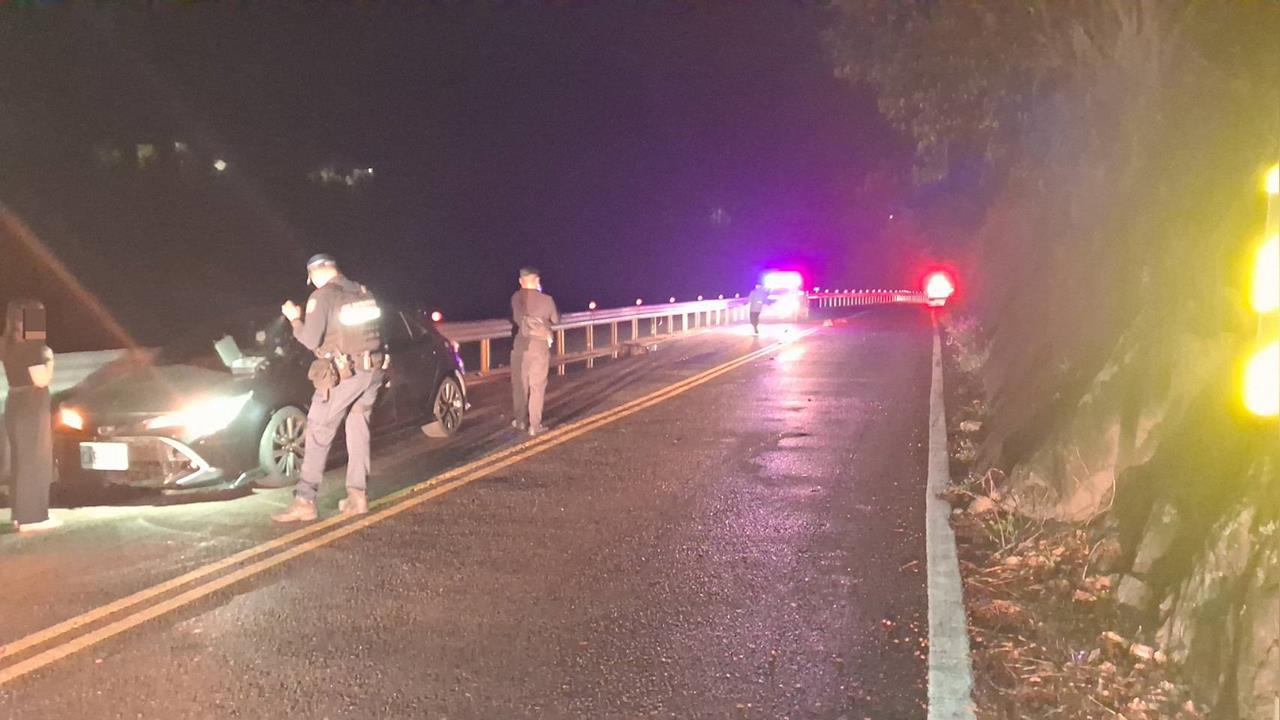 快新聞／凌晨驚魂！台8線驚現落石　駕駛直接撞上