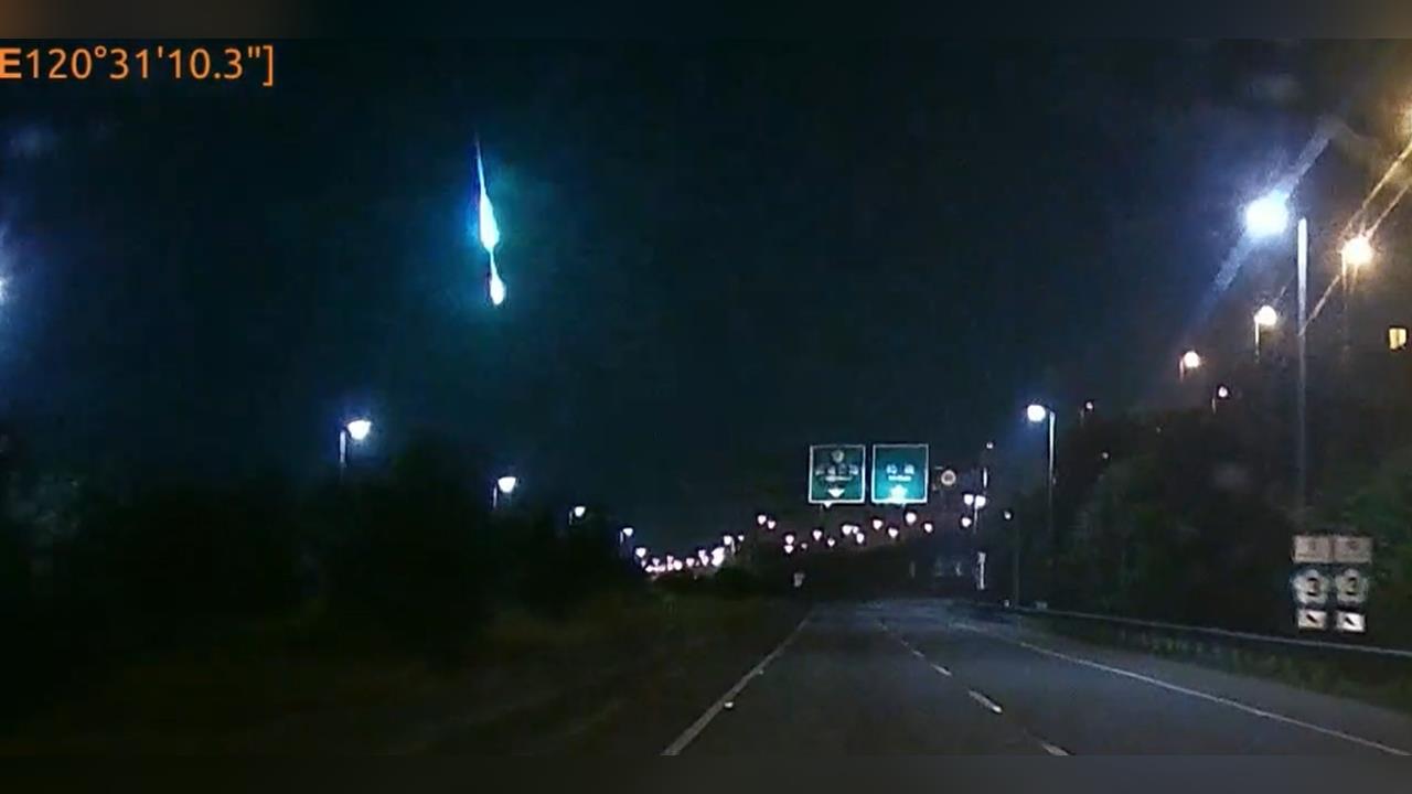 彰化、高雄、屏東鏡頭成功捕捉　罕見「火流星」本體極亮、煙塵飄散