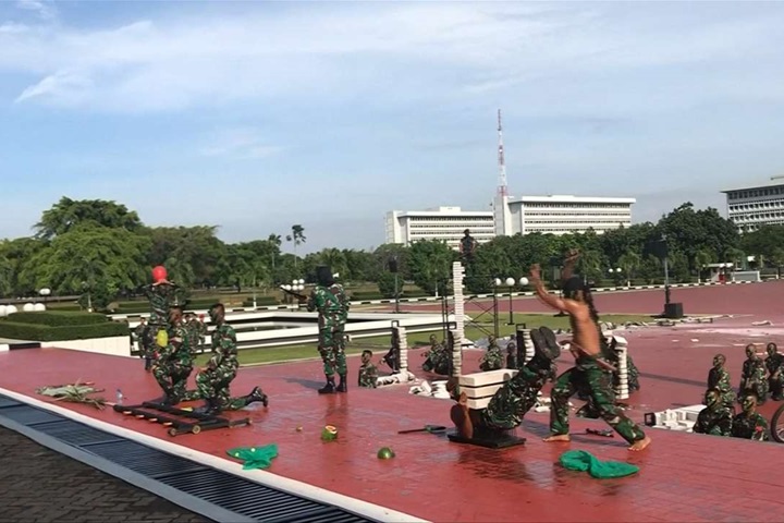 喝蛇血、劈磚頭！印尼軍秀絕技 美國國防部長看傻眼