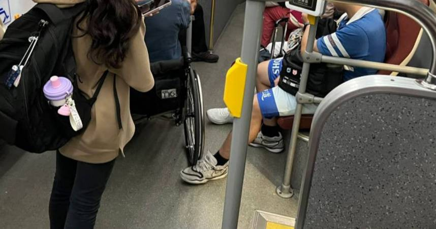 找到了！公車高中生「出腳助人」感動網友　本人坦言「嚇一跳」：小動作沒什麼