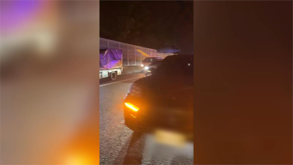 保時捷「沒油」卡中線車道　堅持不給拖吊！駕駛吃紅單