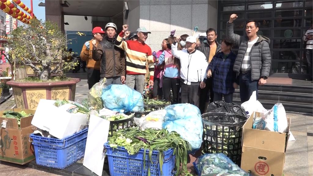 不滿農會停收垃圾 朴子市場攤商丟菜葉抗議