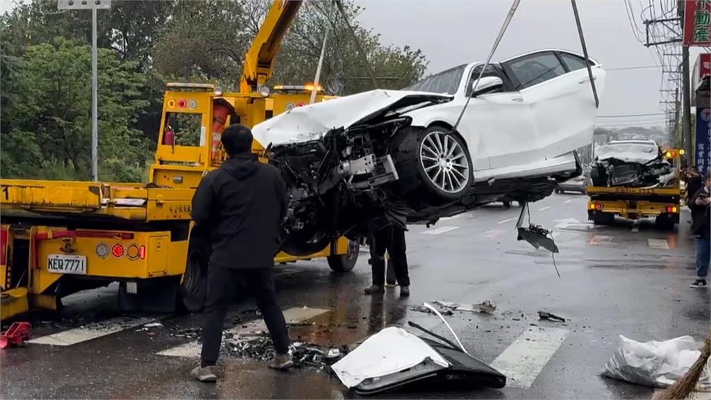 新竹砂石車駕駛疑疲累撞燈桿　桃園BMW駕駛稱煞車失靈連環撞