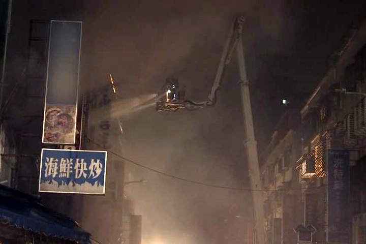 新莊深夜火警  兩鐵皮連棟建築全燒毀