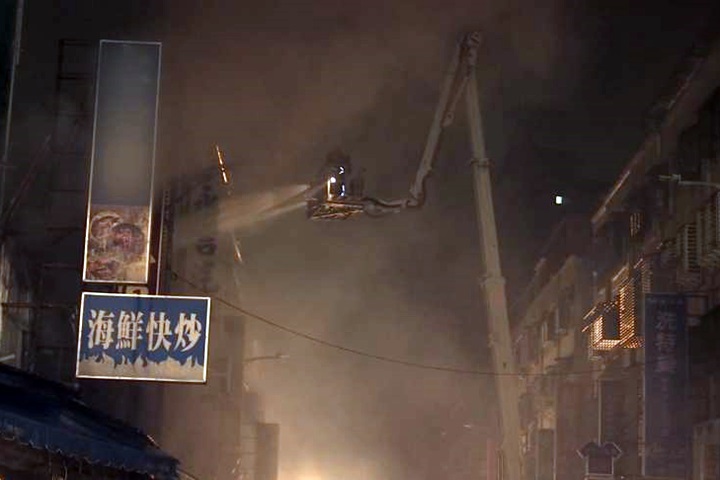 新莊深夜火警  兩鐵皮連棟建築全燒毀