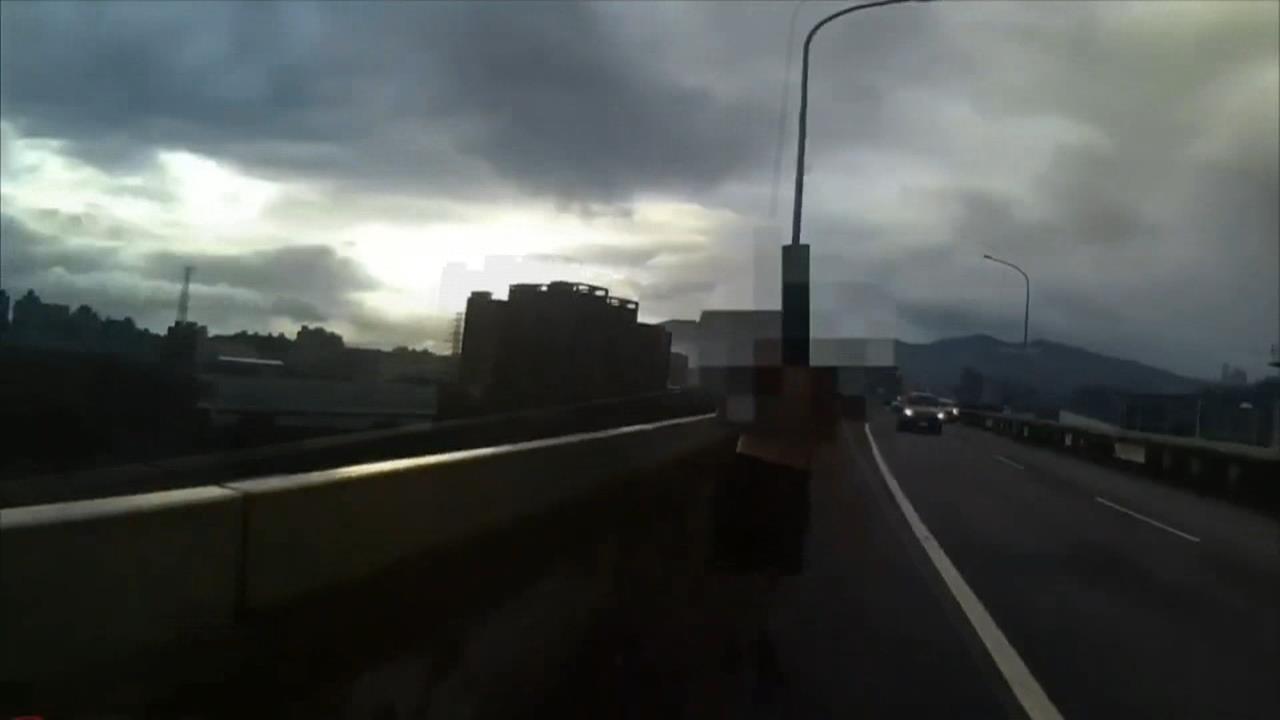 赤膊男徒步走上環東高架　見警靠近拔腿狂奔搜出毒