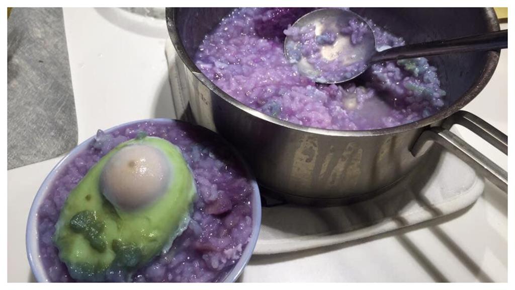 宅家煮地獄料理「紫粥＋綠蛋」　釣化學系網友神解網跪了！
