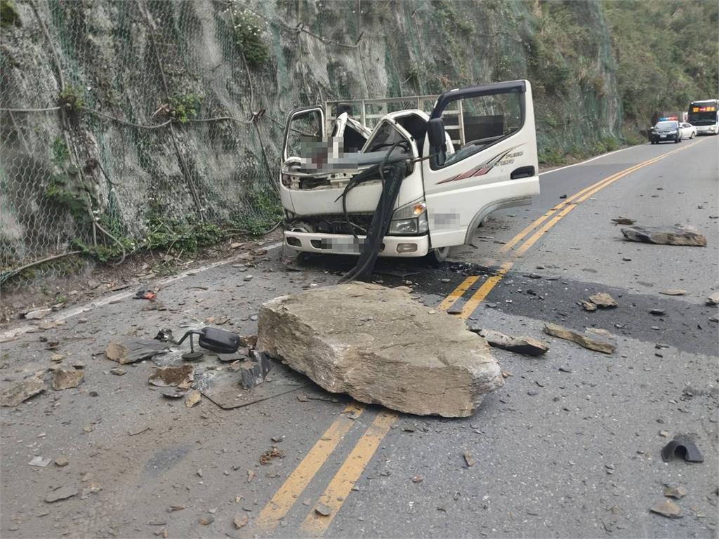 宜蘭驚傳「落石砸車」意外！小貨車遭壓毀、副駕「當場沒心跳」…工務局回應了