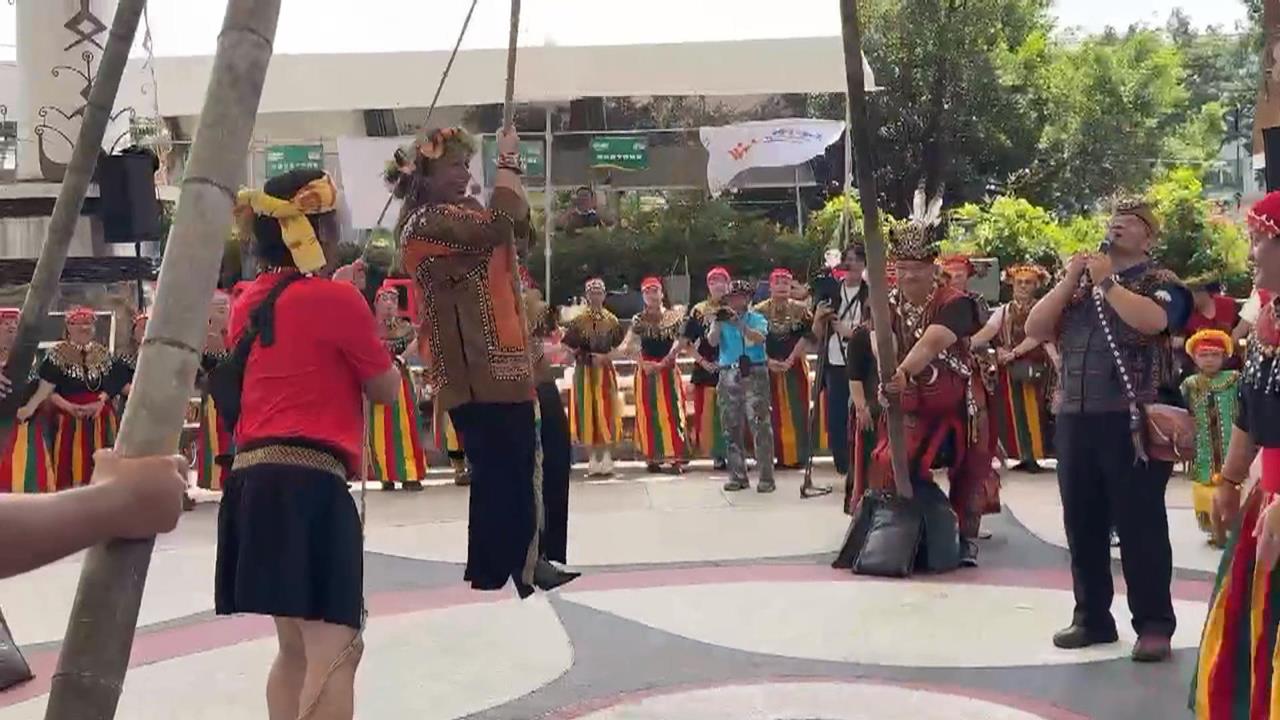 魯凱族文化節高雄前鎮登場！　傳統領袖為小朋友戴上百合花.雄鷹羽毛