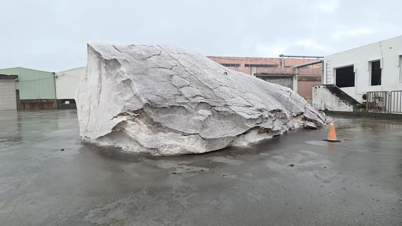 真的是嚴重「失鹽」！　布袋鹽山因雨半片溶化消失
